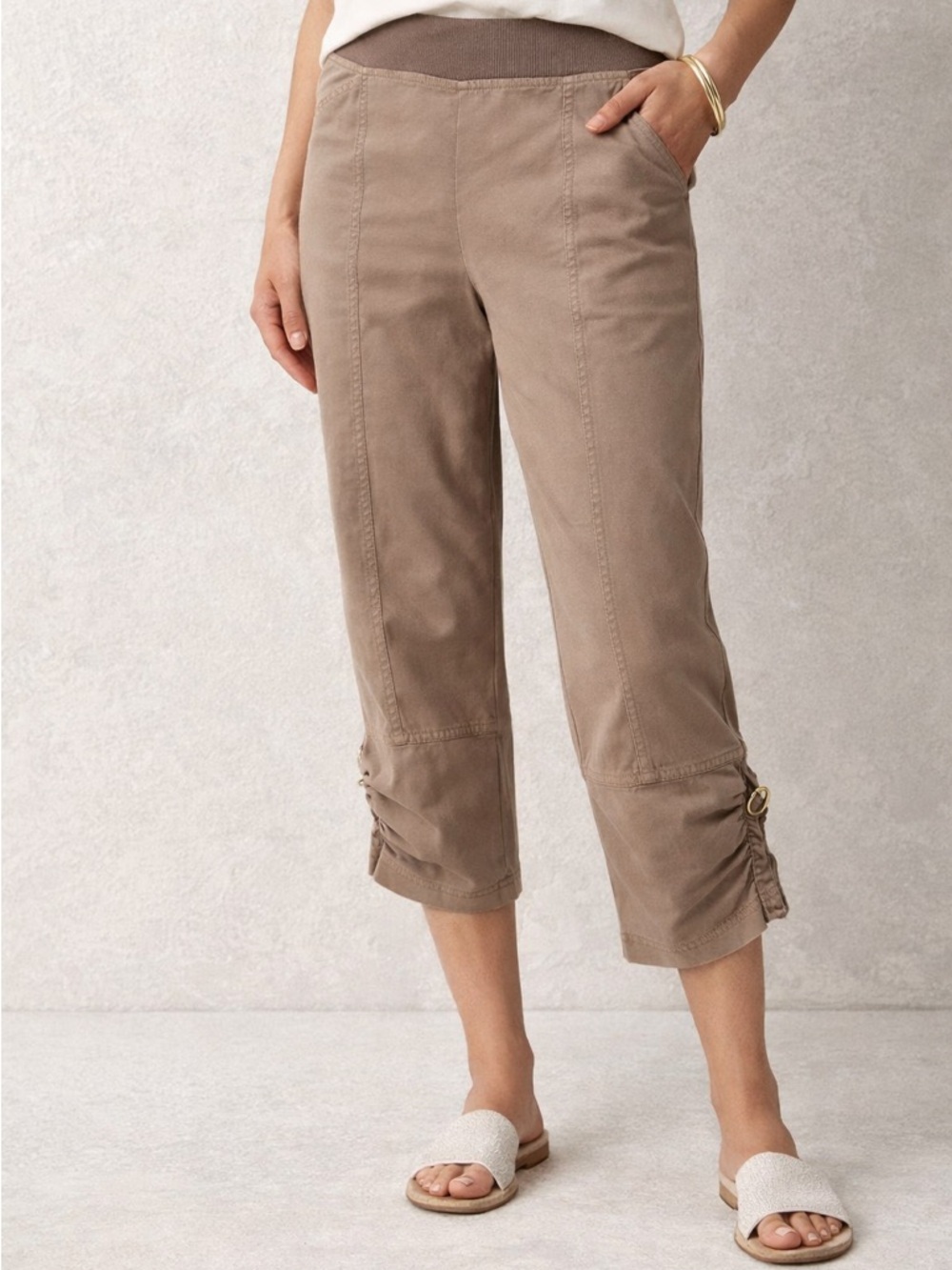 Chico’s Zenergy Taupe Ruched Hem Crop Pants Stretch Pull-On Capri Coastal 00 XS